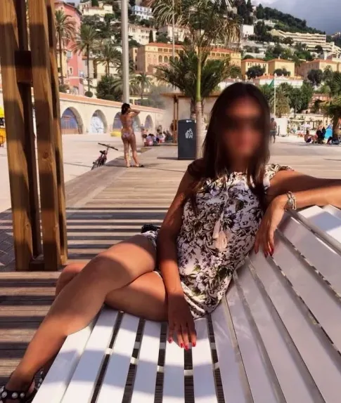 Viktoria, 32