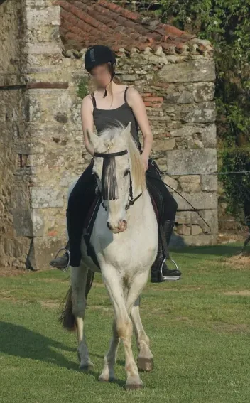 Viktoria, 27