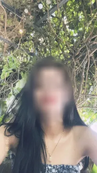 Zeynep, 24